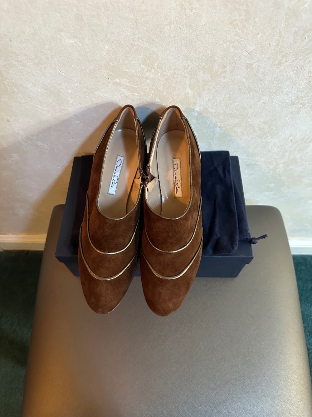 Oscar de la Renta Brown Suede Leather Gold Trim Designer High Heels Shoes